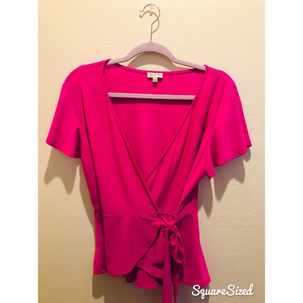 Lily • White Beautiful Hot Pink Top 🌺 Size: Large